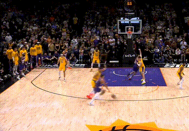 艾顿在场下做了个扑防的动作湖人vs太阳