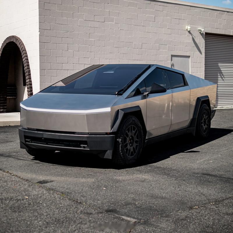 CYBERTRUCK气场十足。网友甩来图二：你是说这种气场吗？……行吧，也不是完