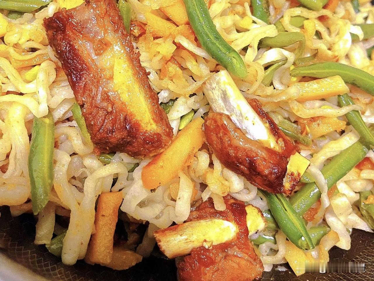 今日份晚餐，排骨豆角焖面
焖面是我喜欢的美食之一，几乎每周都会有一顿。做起来也非