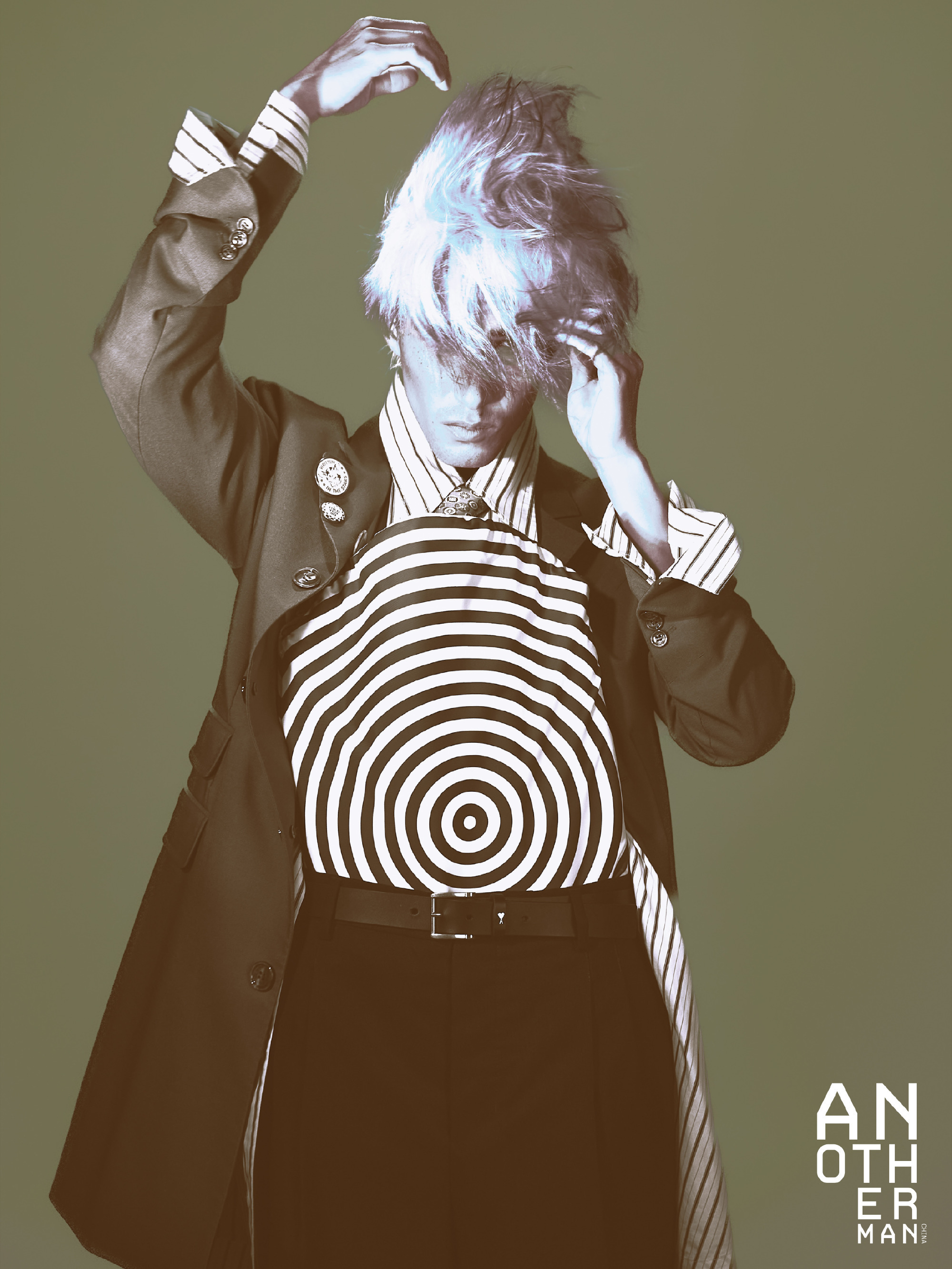 米卡 × Another Man Issue 17身穿 Burberry 夏季新