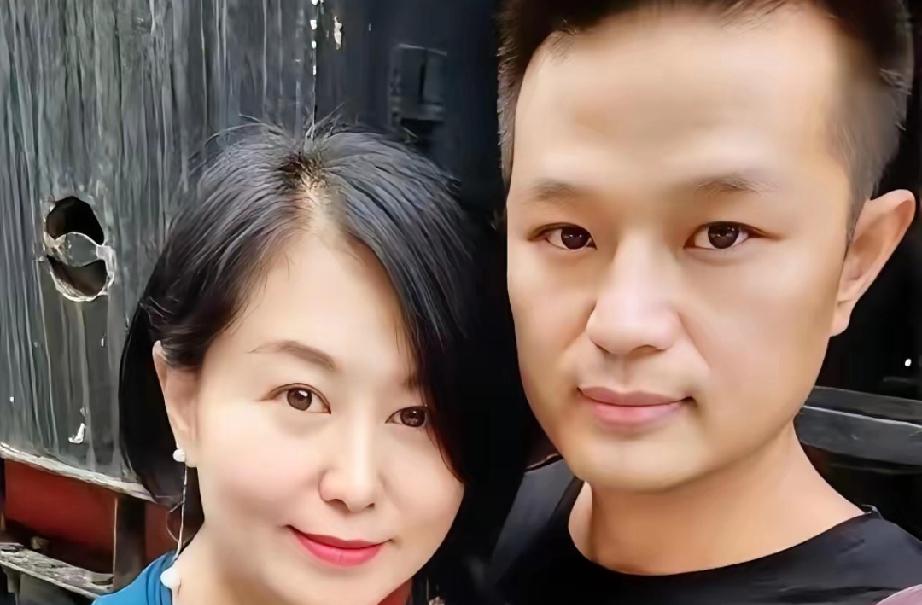 成都，49岁富婆被34岁农村小伙网上表白，奔现5天闪婚。哪料，当富婆来到小伙山东