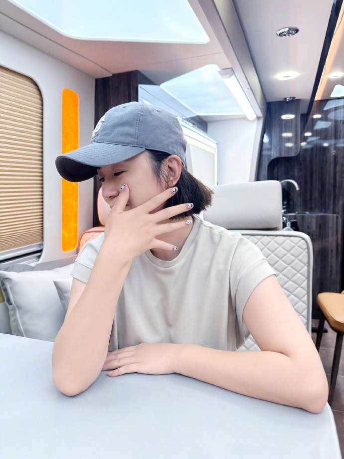#马丽美甲是抓娃娃全家福##马丽终于可以秀美甲了# 瞧瞧马丽的新美甲，以抓娃娃呈