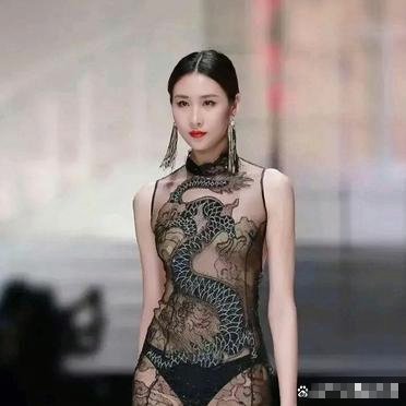 真的敢穿着这东西上街吗？要是不敢的话，那这样的设计到底有啥价值呢？ ​​​