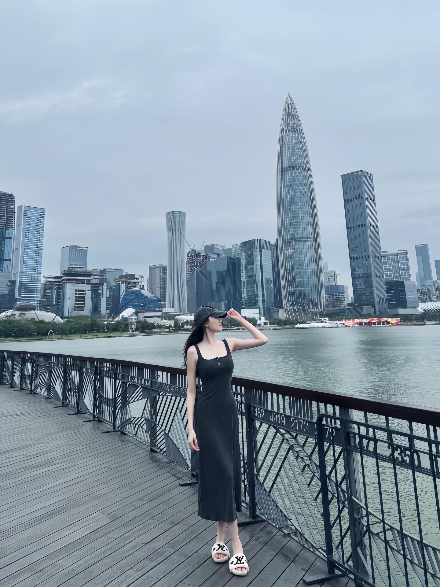 该怎么开口呢 是天气 还是好想你