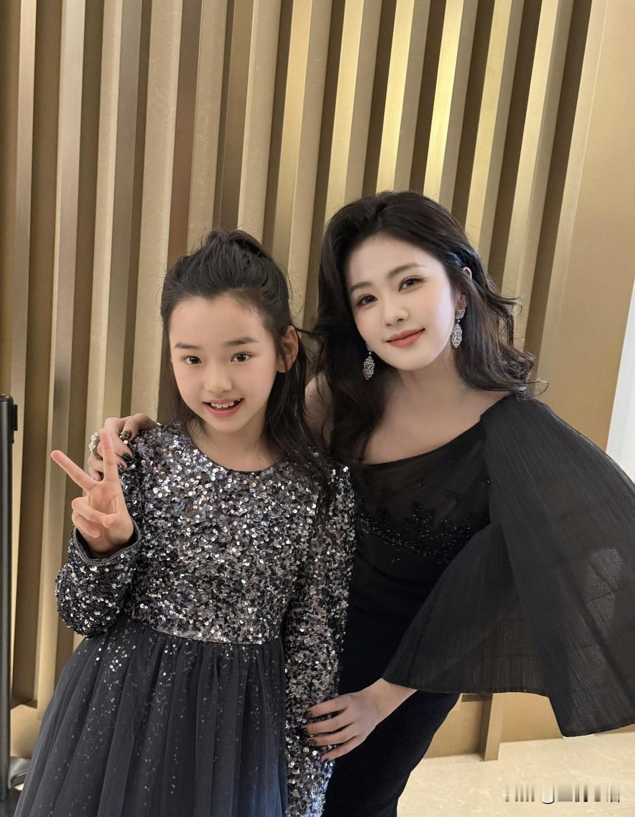 谁懂啊！小酒窝才是内娱追星天花板🤣
董璇女儿小酒窝也太会追星了吧！

成功和白