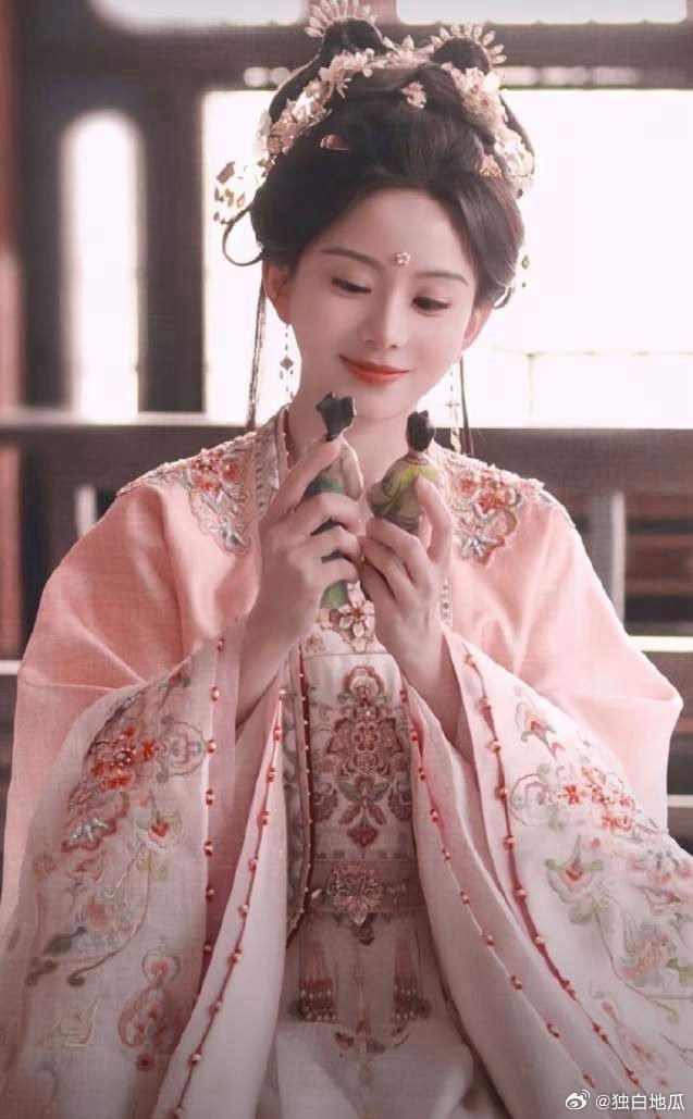 包上恩的《月明千里》杀青男主王弘毅，女二是短剧演员马秋元，马秋元直接从竖屏短剧女