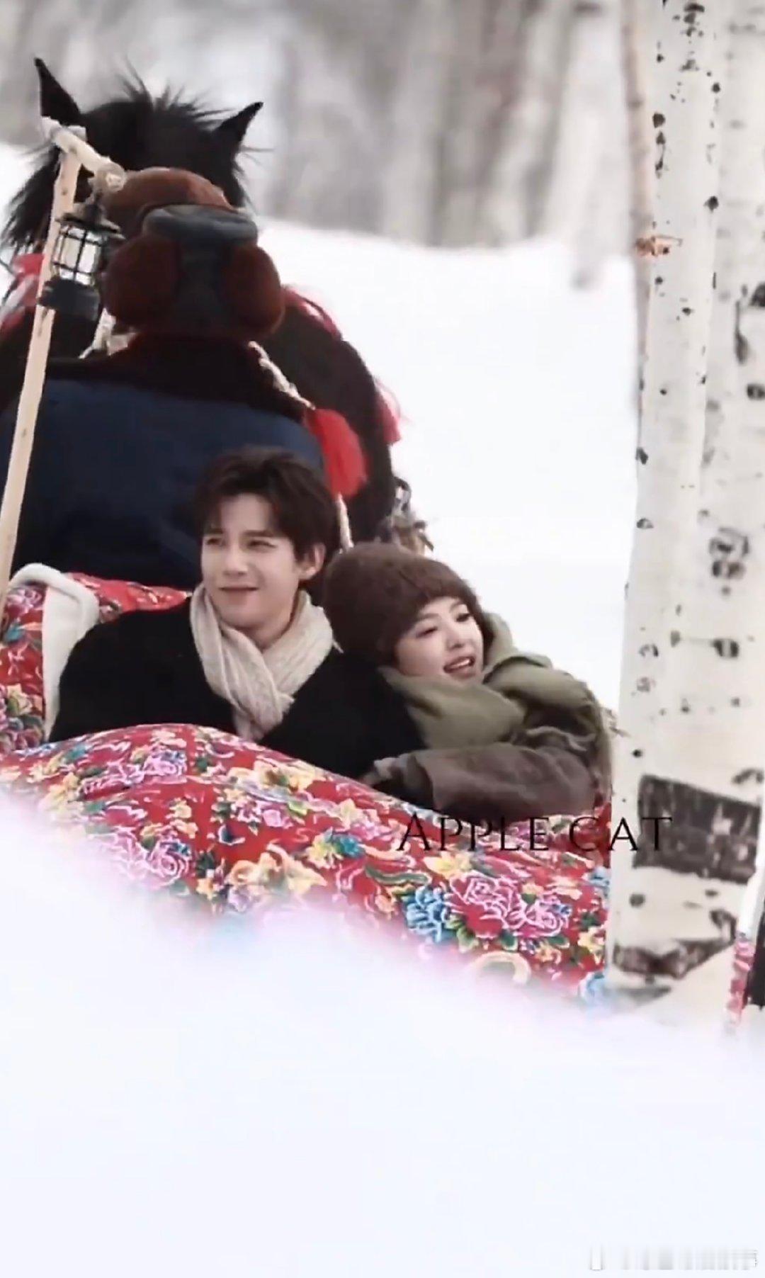 王安宇章若楠现偶版乡村爱情 别人现偶走精致风，他俩直接解锁乡村限定款，大花棉被一