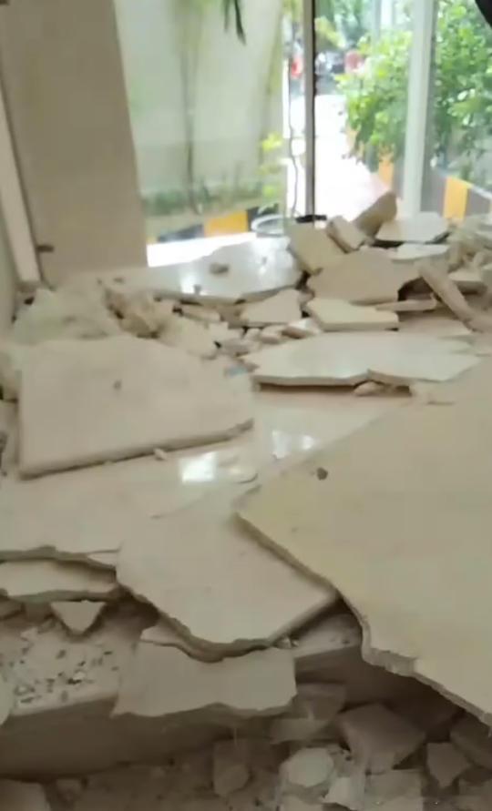 印尼6.7级地震民众室外避险店里货架猛地晃起来店员吓得尖叫着往外跑头顶墙面大块脱