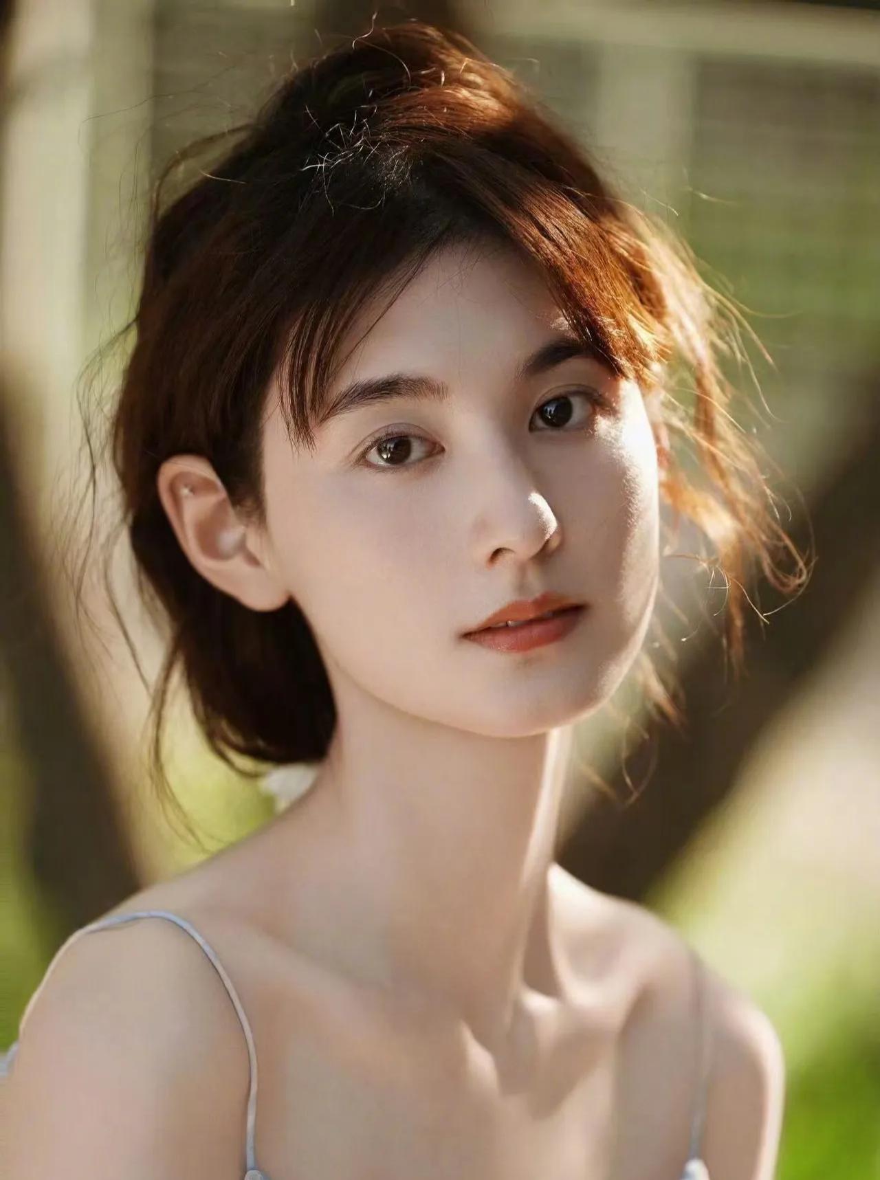 27岁的韩沛颖再次给所有明星提了醒。
想要在圈里继续待下去就要守规矩
不能乱说话