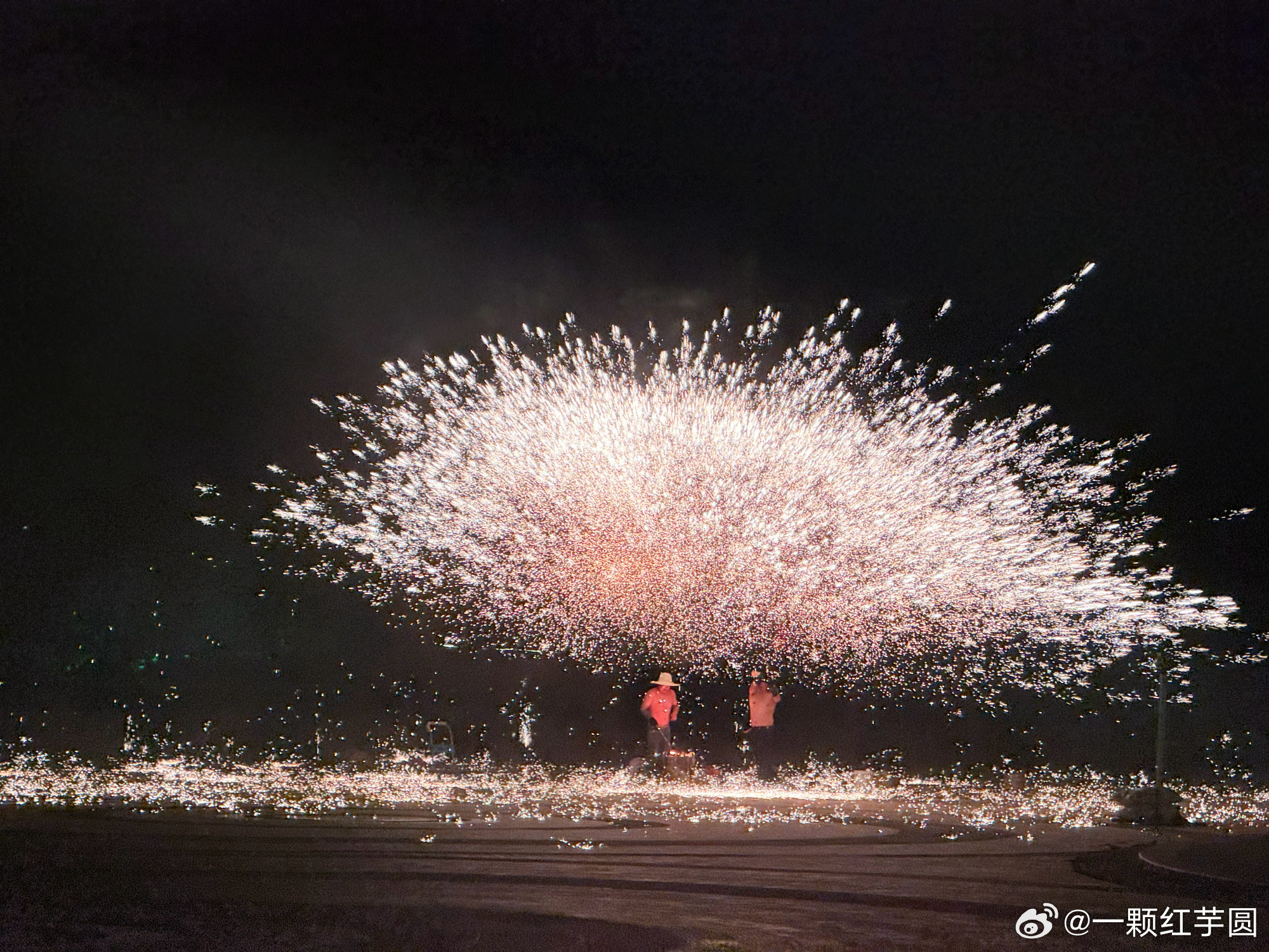 杨幂 生日非遗打铁花表演应援 ！！天啊，美得太震撼了！再次祝幂神生日快乐啊[蛋糕