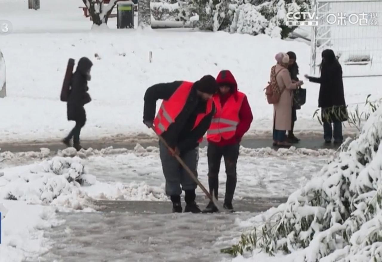 近期，欧洲多国遭遇强降雪和低温等恶劣天气，道路结冰、积雪深厚，给民众出行带来极大