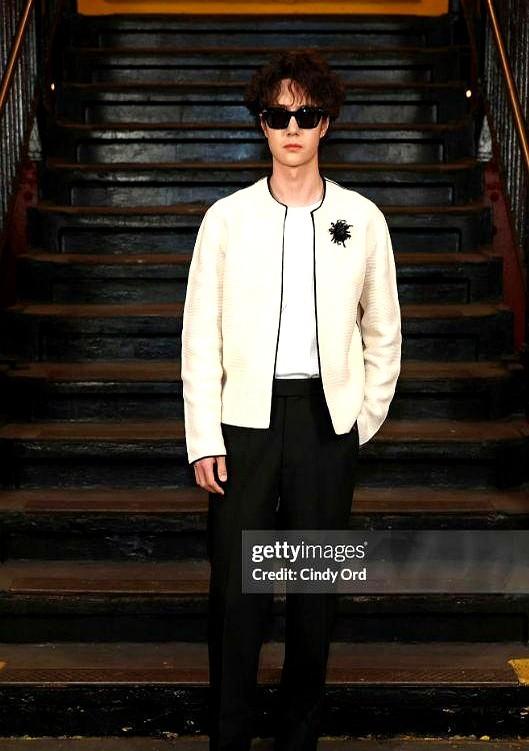 权志龙头顶丝巾，时尚圈又让人看不懂了。
纽约香奈儿那场秀，真是有点意思。权志龙戴