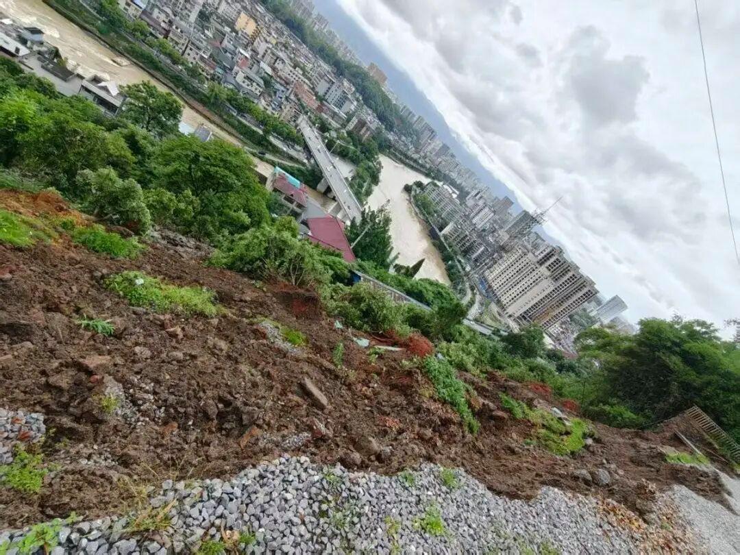 “堪称教科书级别的应急处置！”地灾信息员吴晓东像往常一样开展日常绕山巡查，凭借多