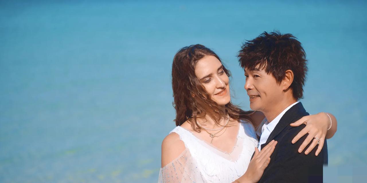 歌手黄品源分享和妻子在迪拜的结婚照，郎才女貌，很是般配恩爱。黄品源的妻子是一名钢