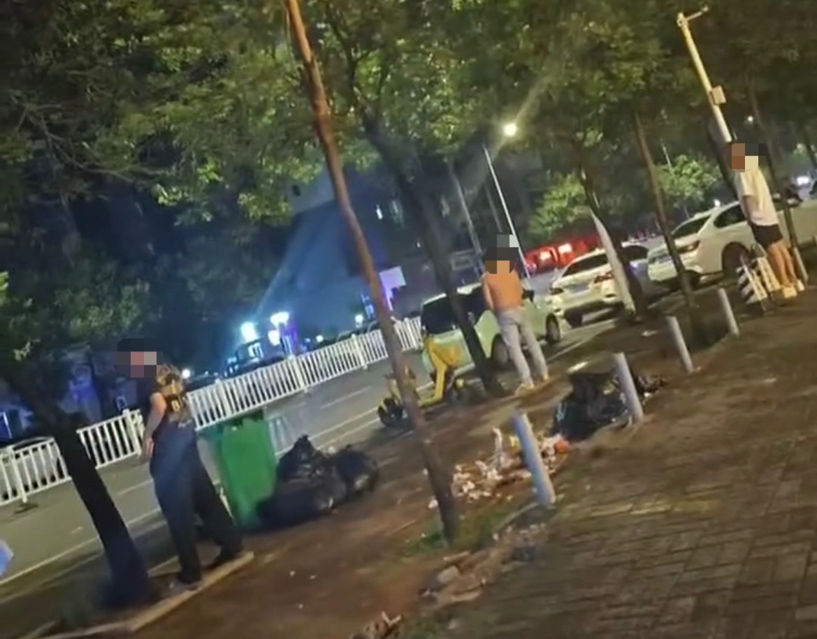 【玉林3名男子在路边随意小便】8月22日凌晨，网友爆料称：玉林市城区某道路路边人