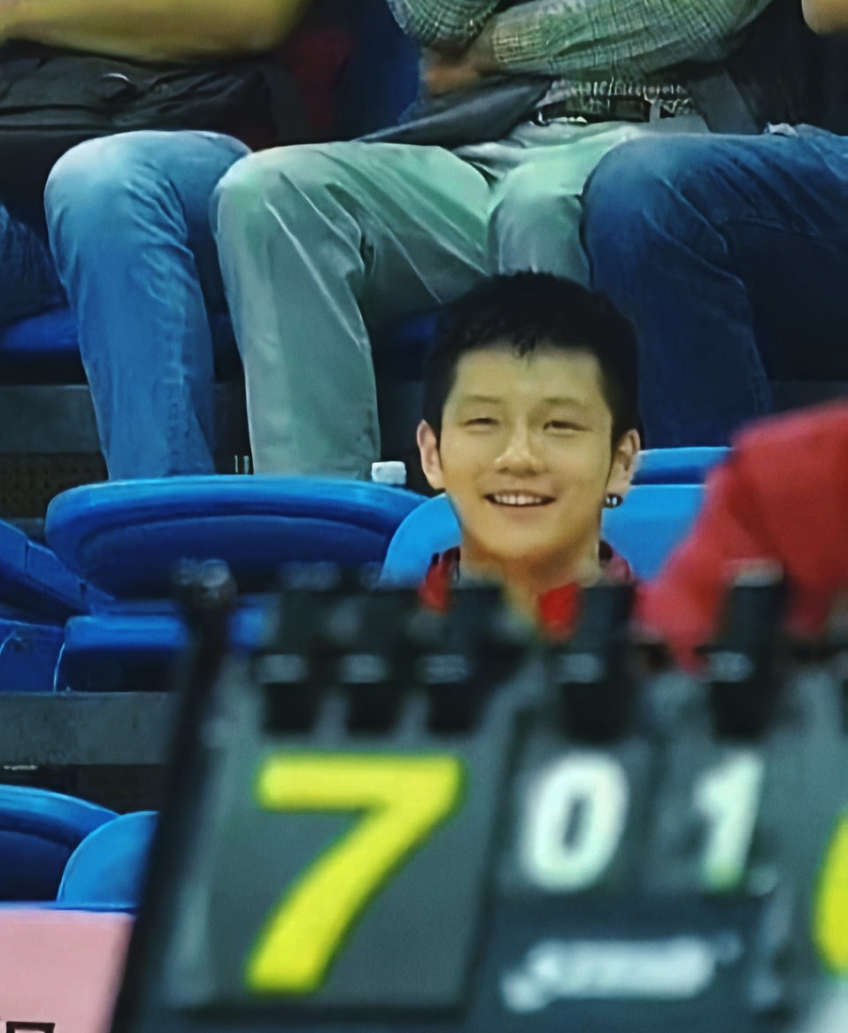 ”远古”观众席中发现了一枚小可爱东🐼🐼 