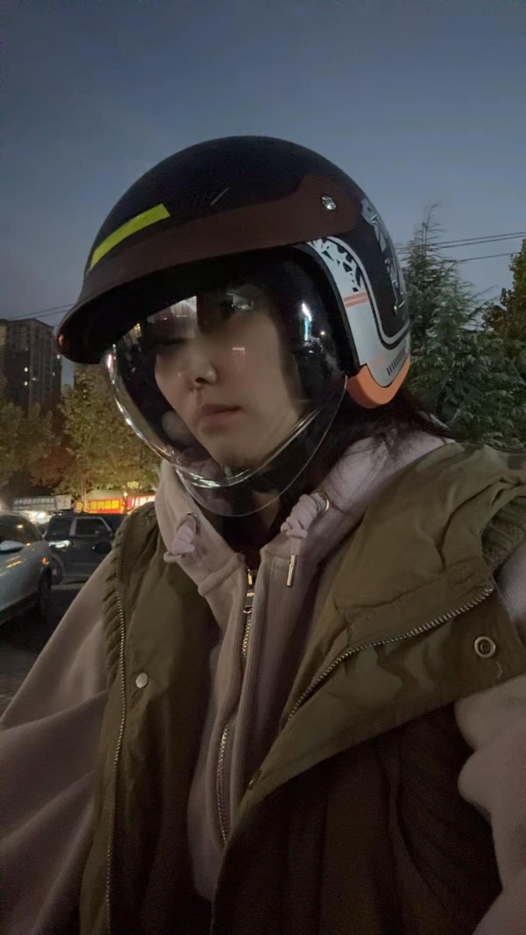 争当好市民、头盔一戴谁也不爱