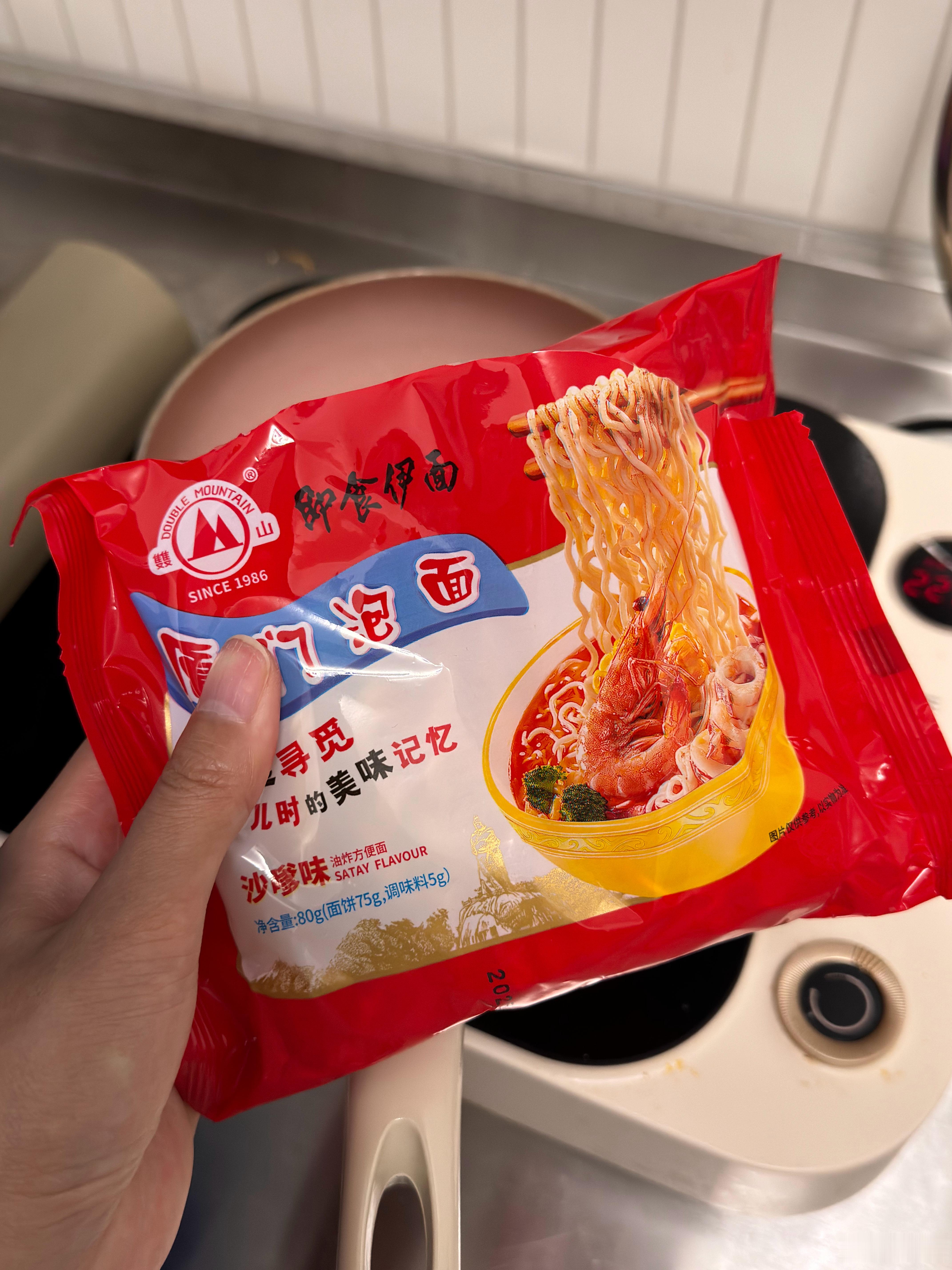 装一晚上还没装好，说饿了想吃厦门泡面，烦银。煮完泡面还要给他拿可乐，屁股就是不离