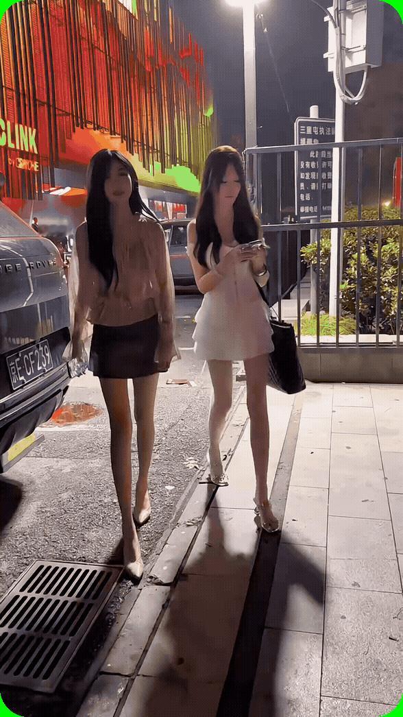 我发现身边有些小姑娘活得挺潇洒！整天朋友圈晒吃喝玩乐，也不上班，钱哪来的呢？为何
