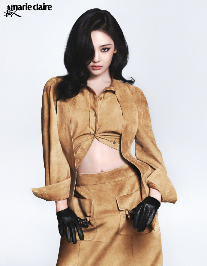 宁艺卓嘉人封面首秀就这个宁艺卓爽 嘉人创刊首位00后纯华语女歌手封面，四封面破纪