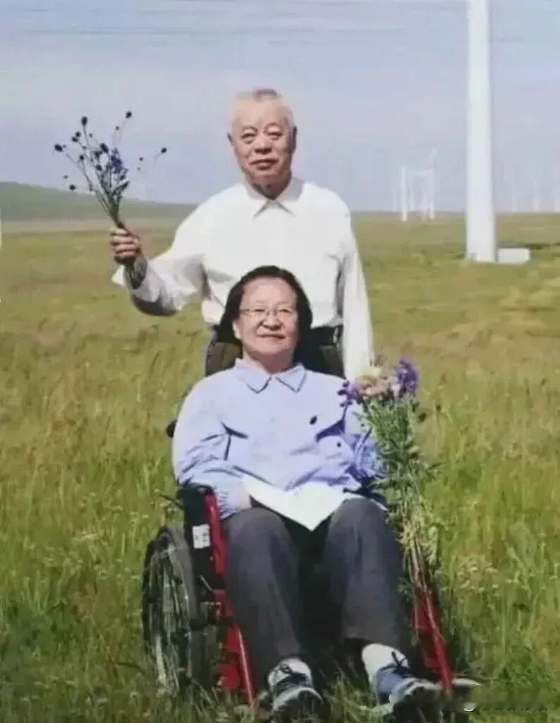 毛主席的小女儿李讷，和丈夫王景清在田野里的一张合影，独有的浪漫！

这张照片拍摄