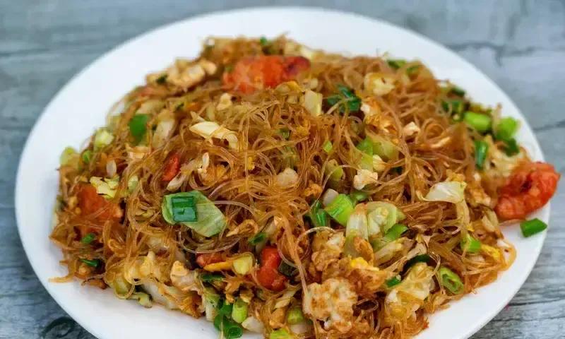 1998年布吉沙湾百门前那家耐普罗塑胶厂，两班倒机器声吵到说话得吼，工资六百块包