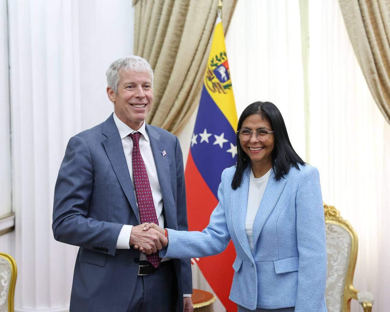 仇人反而成了客人？
美国能源部长到访委内瑞拉，委内瑞拉代总统罗德里格斯喜不自胜。