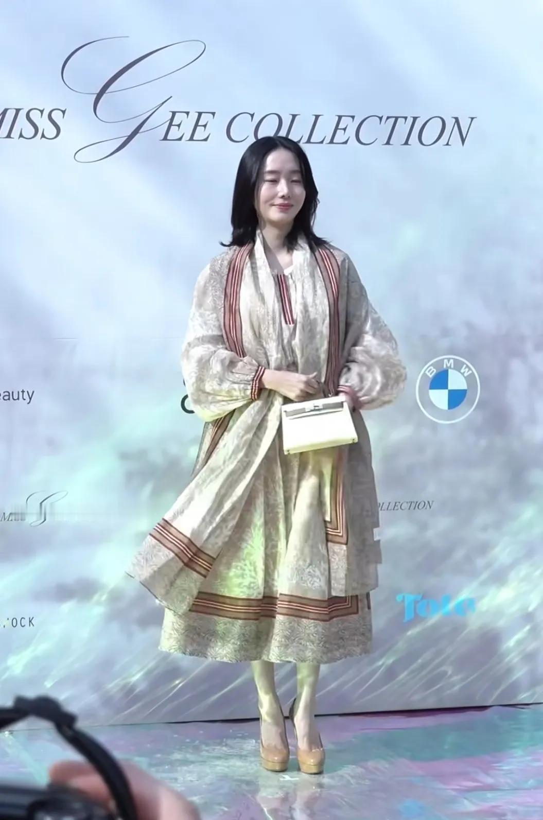 李贞贤最新活动，她算是真正的韩流鼻祖！
，以前他跳扇子舞的时候，总是看不清他长什