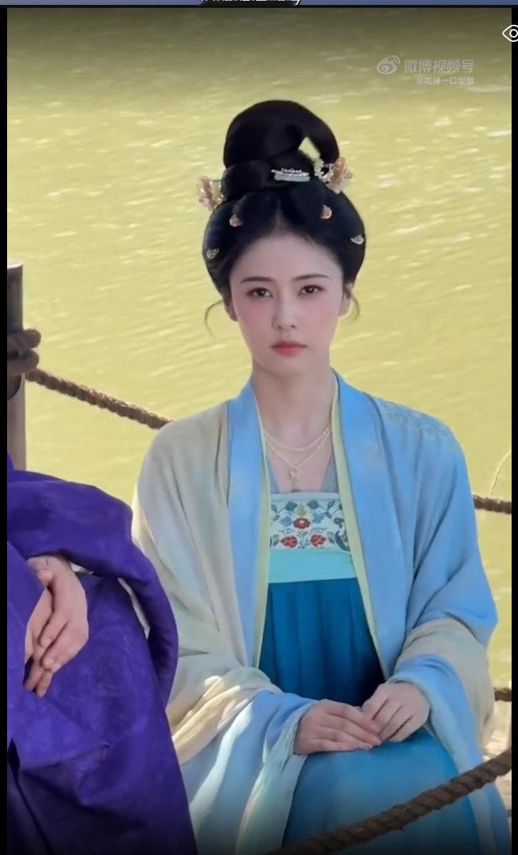 白鹿叶璃脸颊比心呵呵晒白鹿脸颊比心叶璃在白鹿诠释下，脸颊比心时散发独特魅力。既有
