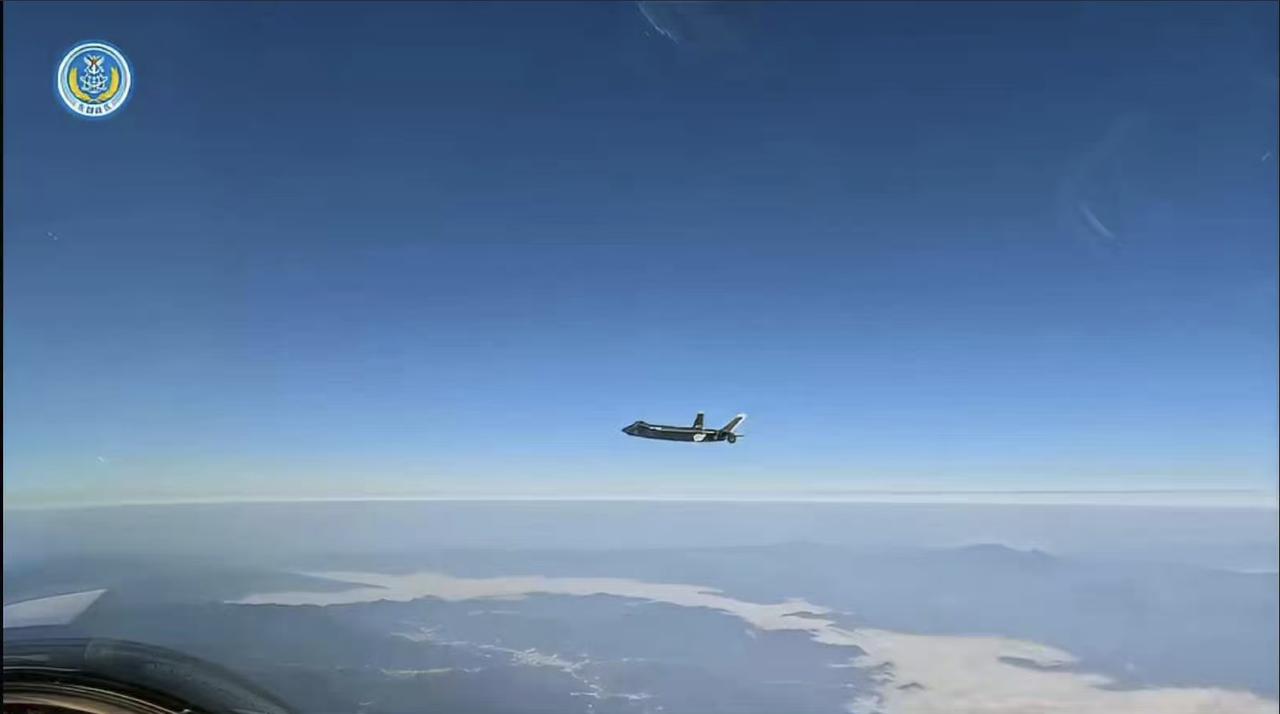 美军担心的事情发生了！歼20 战机编队现身台岛关渡平原，美制雷达毫无反应，可轻松