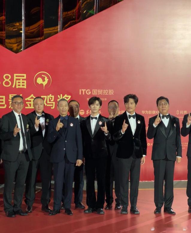 电影《澎湖海战》主创们的红毯造型既展现了演员的个人魅力，又体现了影片的历史厚重感