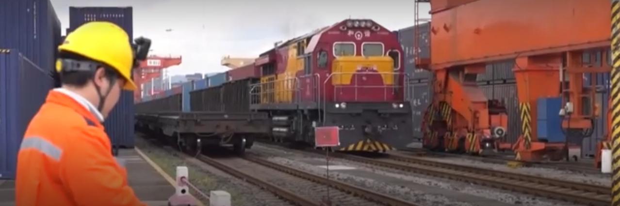 畅通国际物流动脉
 
重庆国际物流枢纽园区内，中欧班列、陆海新通道班列繁忙开行。