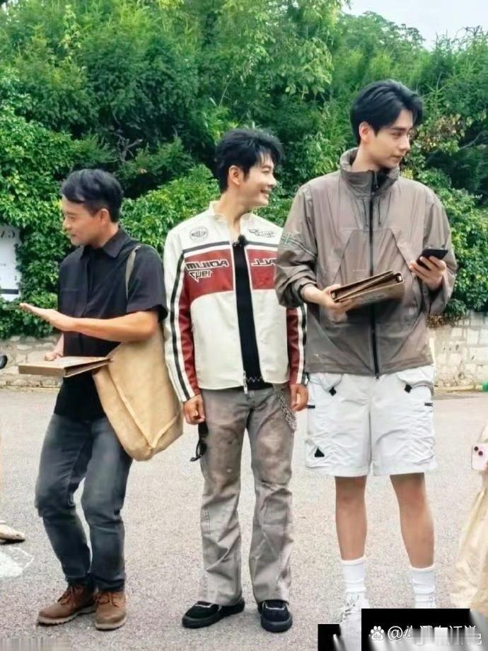 黄晓明的身高似乎成了一个谜，官方资料显示他身高180cm。 