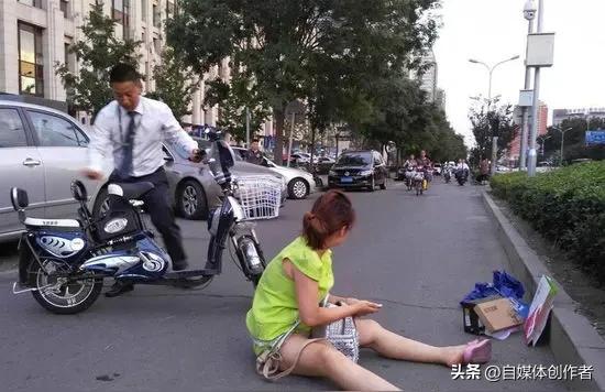 花钱查配偶行踪踩大坑 一桩家事扯出警务败类
 
家庭琐事一时闹心，动辄掏出大额现