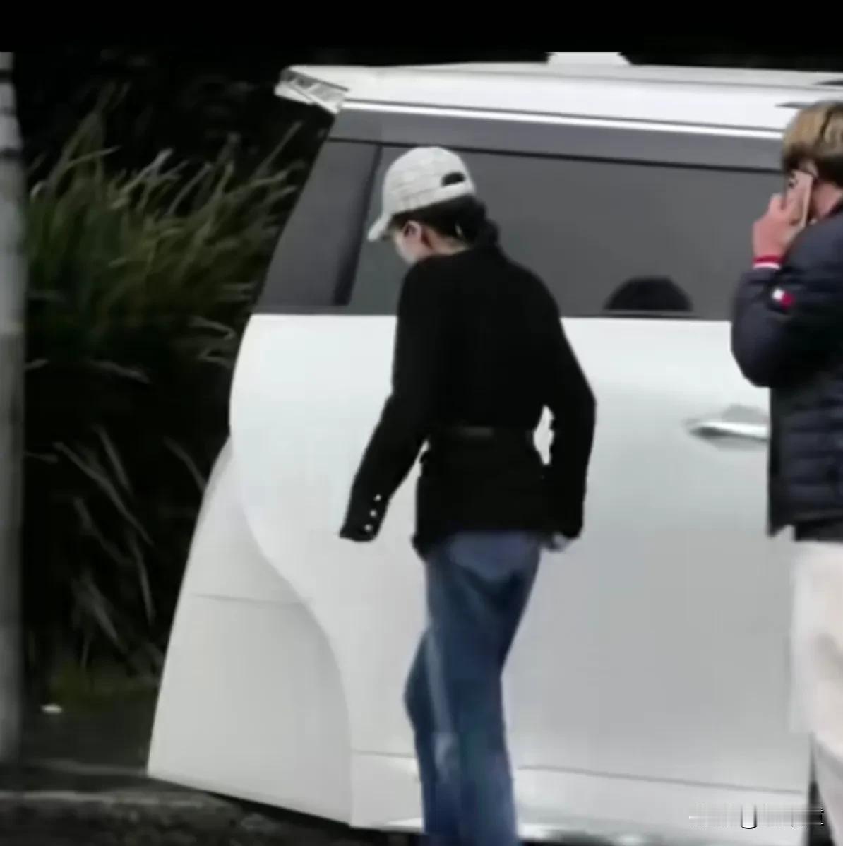 杨兰兰事件为什么激发国人的关注度？
真正的原因，并不是她的财富多，而是她的身份神