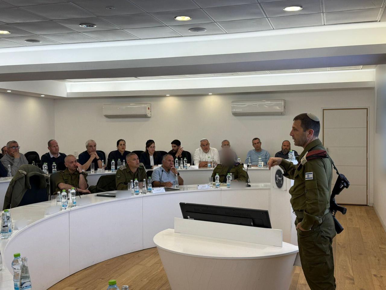 以色列国防军中央司令部司令阿维·布鲁特少将在安全内阁会议上警告政府部长们，过去一