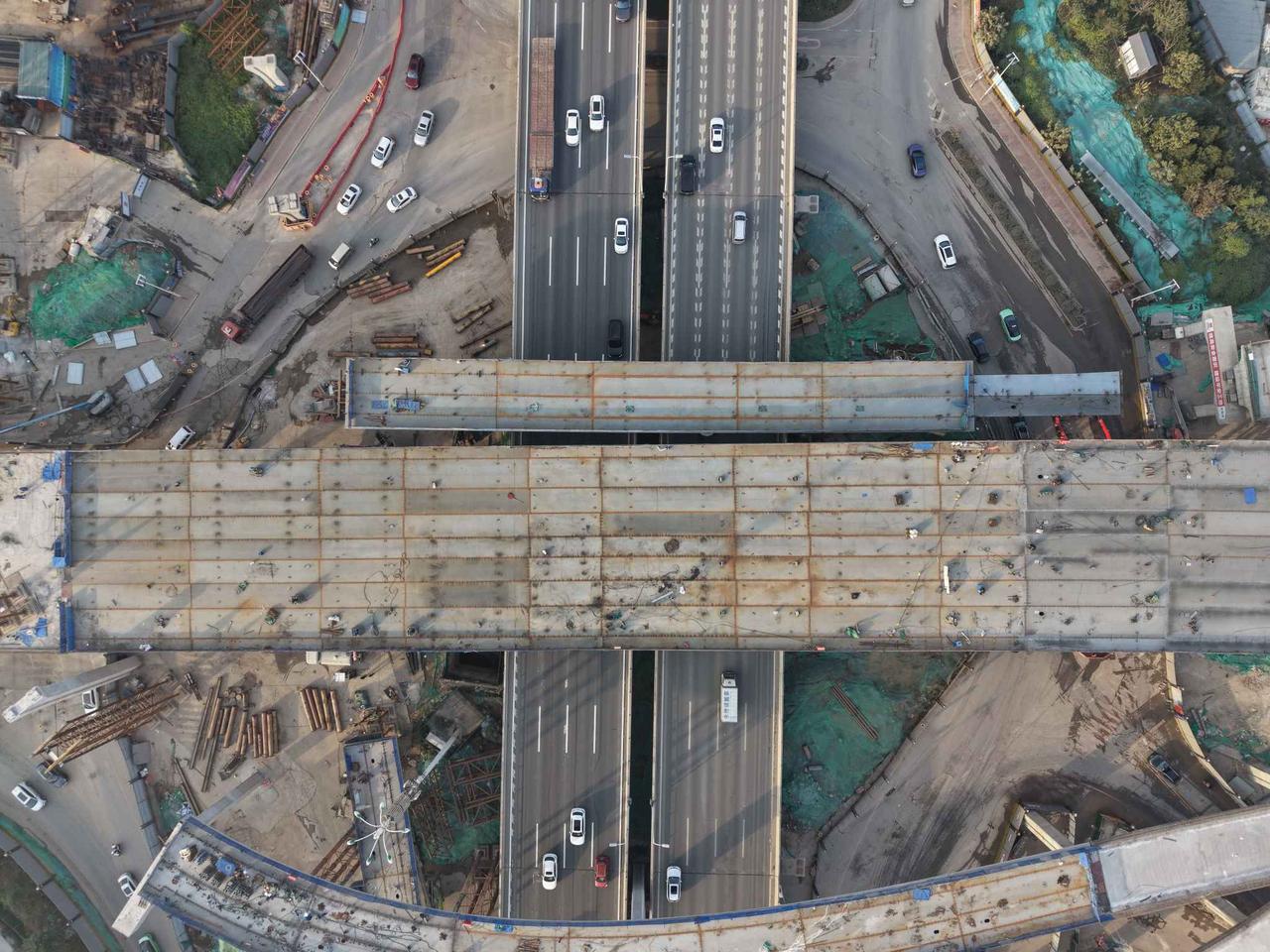 围绕西安东站构建的高架快速路正在成型，涉及新兴南路、长鸣路同三环路和绕城高速之间