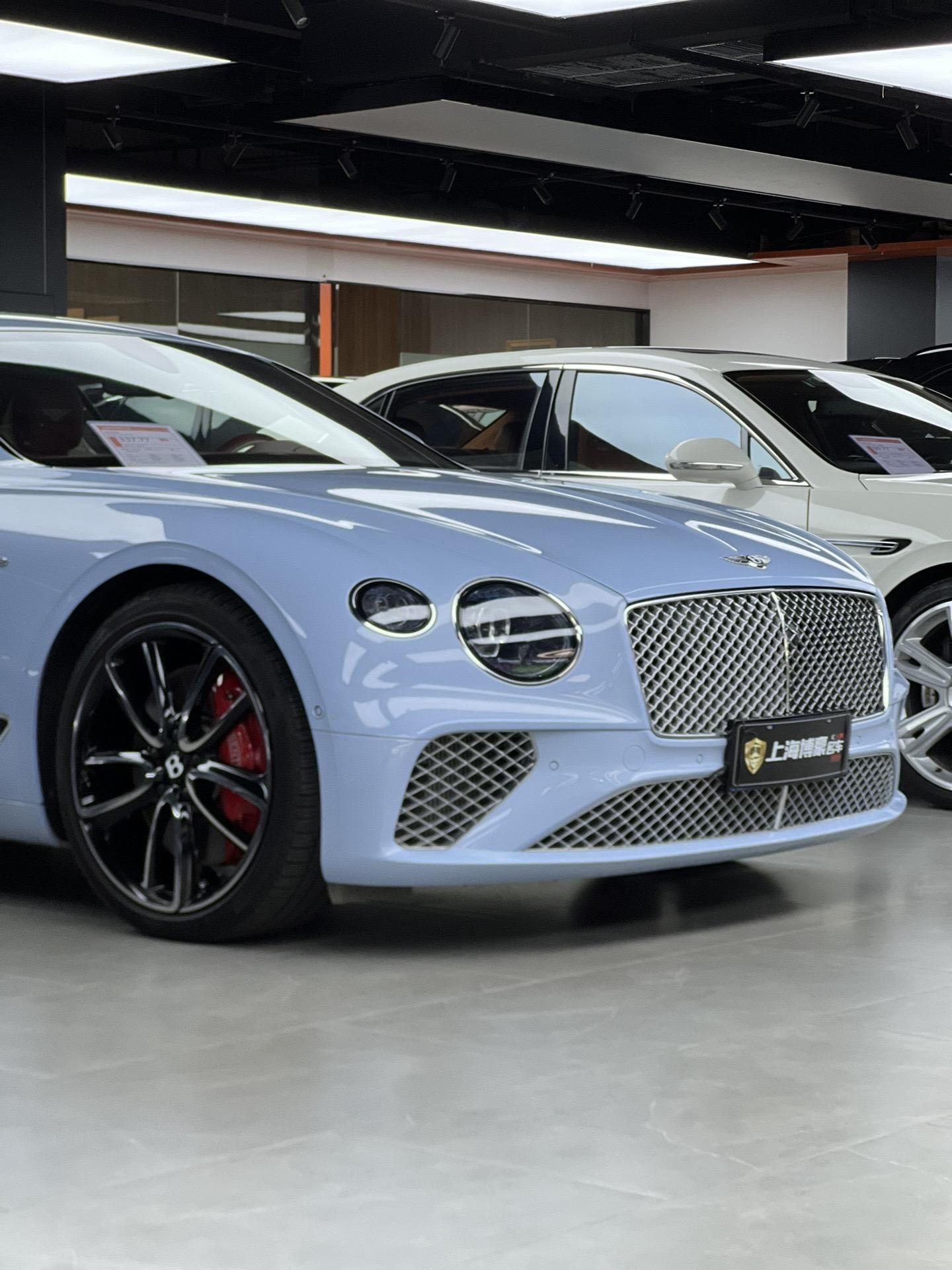 一车难求的宾利欧陆gt.炫蓝车漆 双拼内饰 穆勒包 23年上牌几千公里准新车
欧陆GT本身现车就很少 更别说这种极其稀有的配色 感兴趣的老板看过来 最优雅的GT轿跑