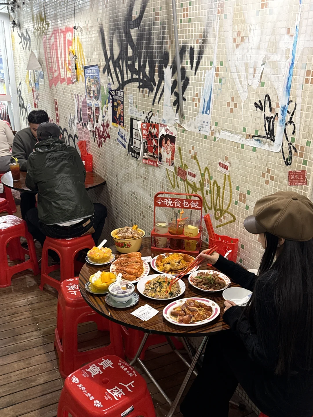 中山北路巷子里！杭州自己的夜香港。。。