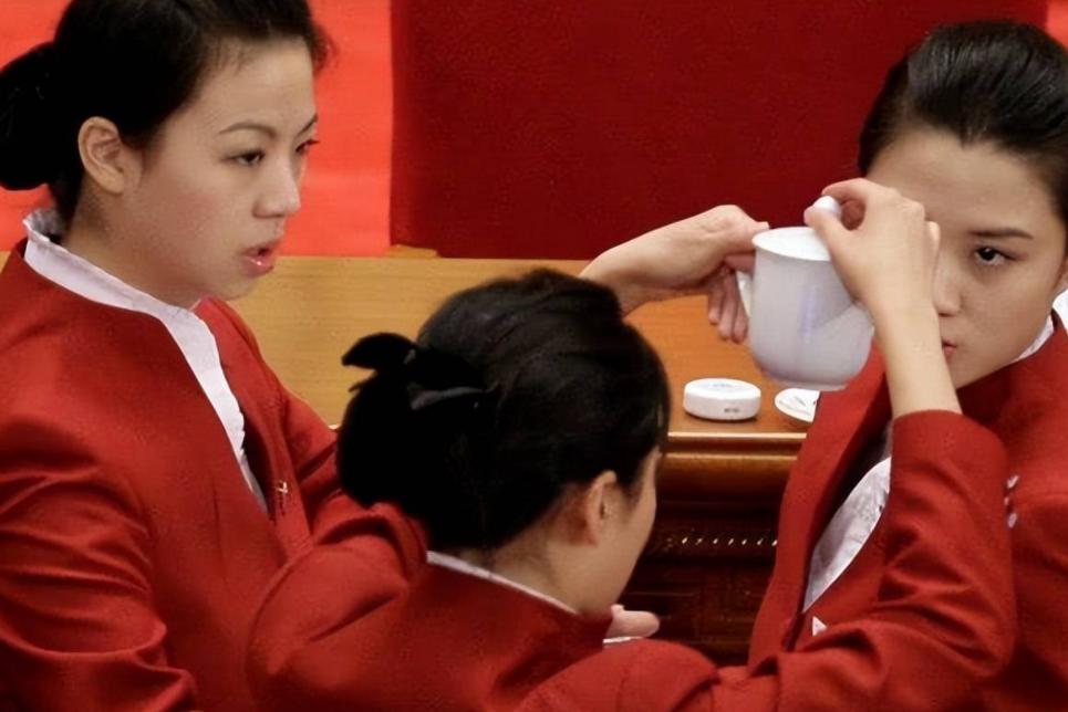 你知道人民大会堂还招服务员吗？很多人可能都没往这方面想过。

我特意去相关的网站
