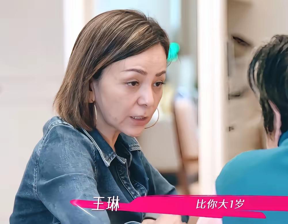 自己都快六十岁了，跟老母亲有什么过不去的，看跟老母亲说话那眼神，不能温和一些吗？
