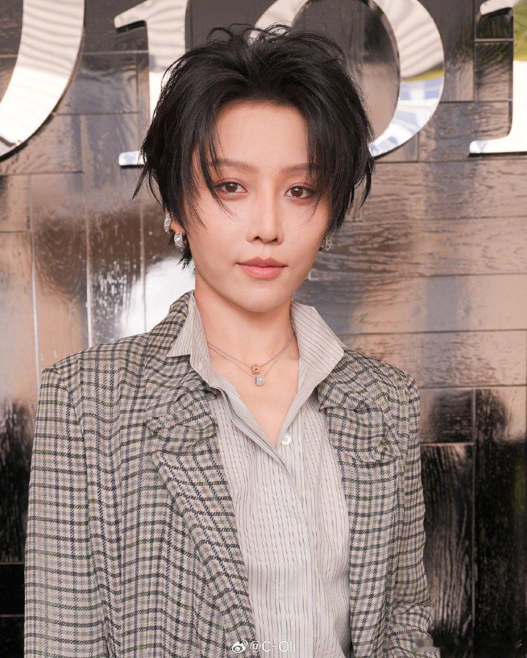 刘雨昕扛住了G社镜头刘雨昕巴黎高定时装周外媒生图 巴黎高定周实时路透，外媒无修原