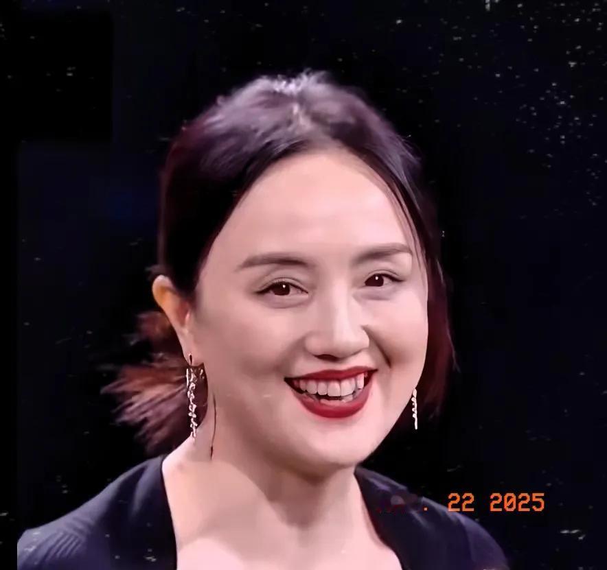 女演员片场手扶助手，带病拍戏引争议，健康警报为何被忽视？
最近有网友翻出朱媛媛拍