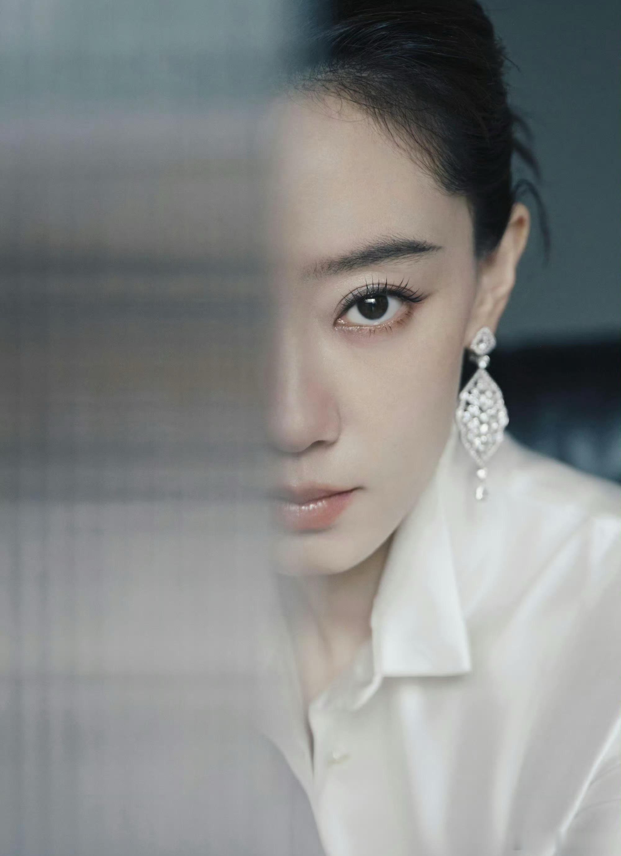 张小斐 没有讨好感的眼神和动作 斐女王满眼都是进攻和占有，大女主不需要讨好