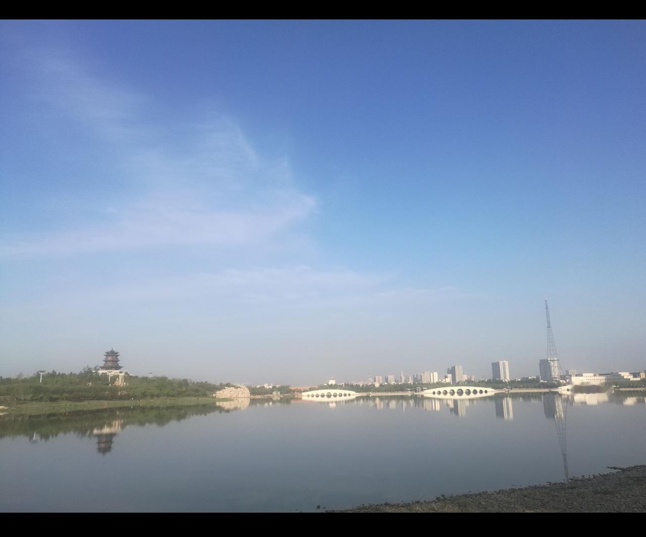 晒一晒你们那的公园清风湖公园远眺！早晨的清风湖，碧空如洗。