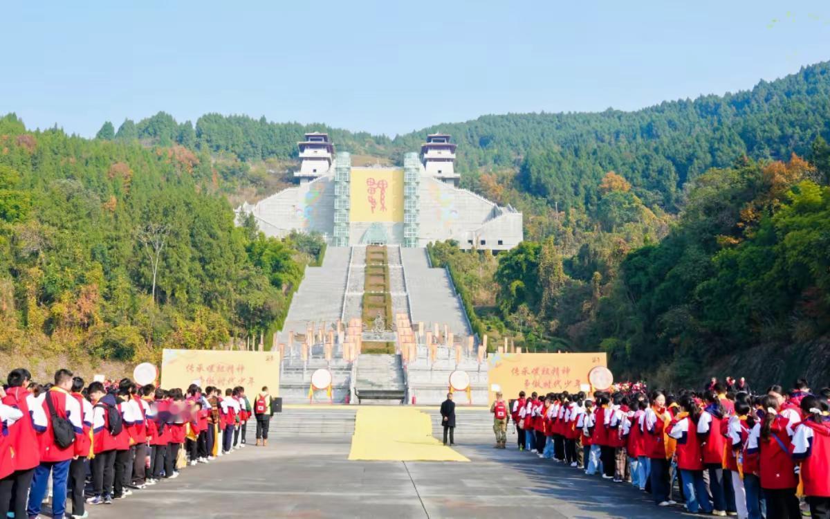 12月10日，绵阳市富乐实验中学百余名学子走进我县华夏母亲嫘祖国家纪念公园先蚕书