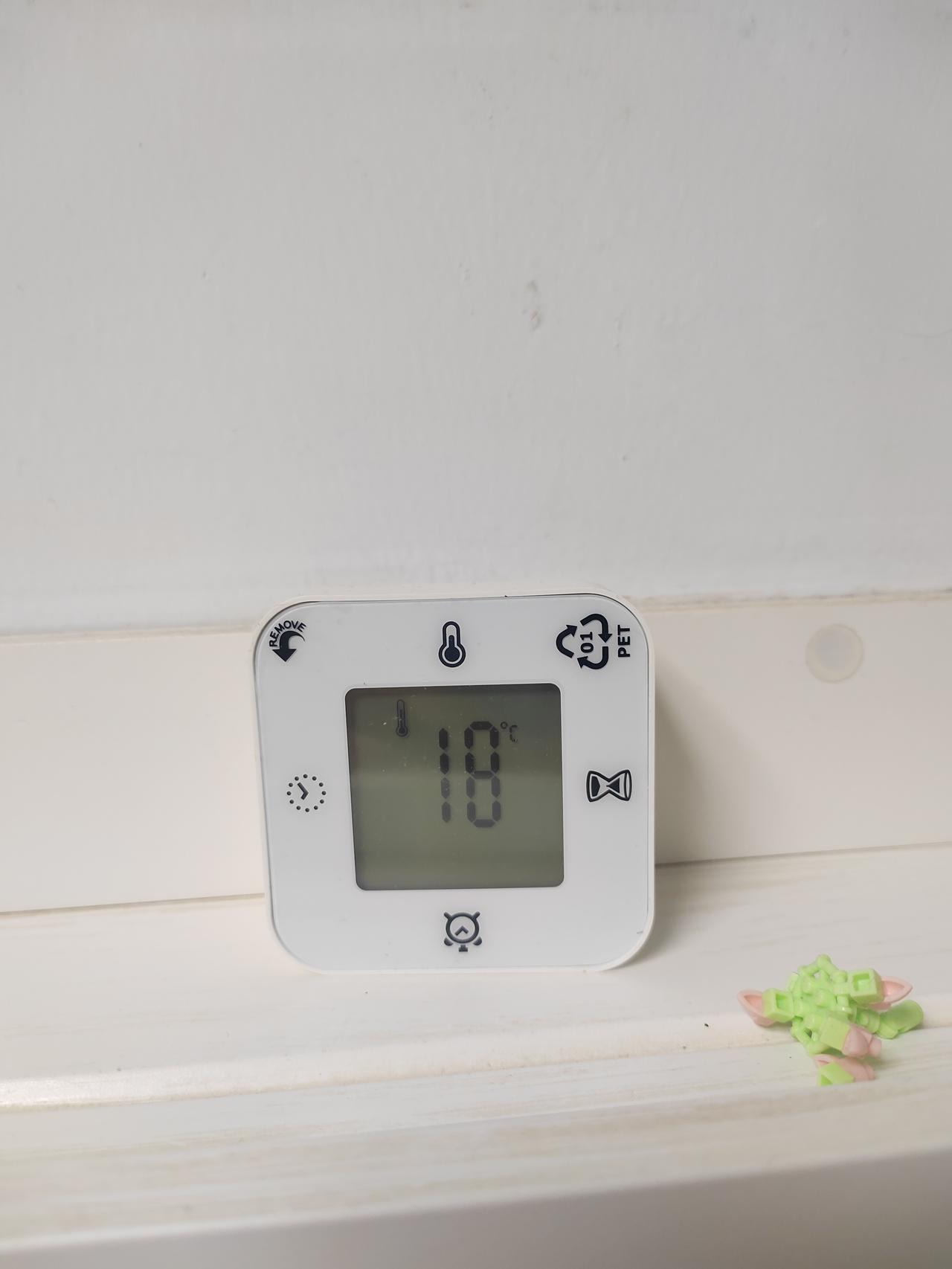 大家屋里温度都咋样，我家18℃，感觉还是很冷，哈尔滨这天，外面比屋里热乎多了！