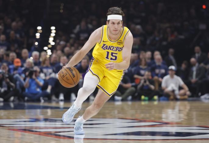 湖人VS国王
今天上午10:30，NBA季前赛湖人对阵国王。
赛前湖人主帅雷迪克