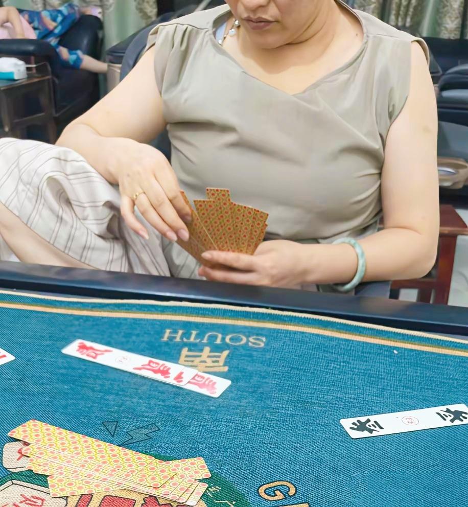 请君入瓮！打牌坐她对面能赢吗？


斗胆赋诗二首:

（一)
美女对面坐，
春光