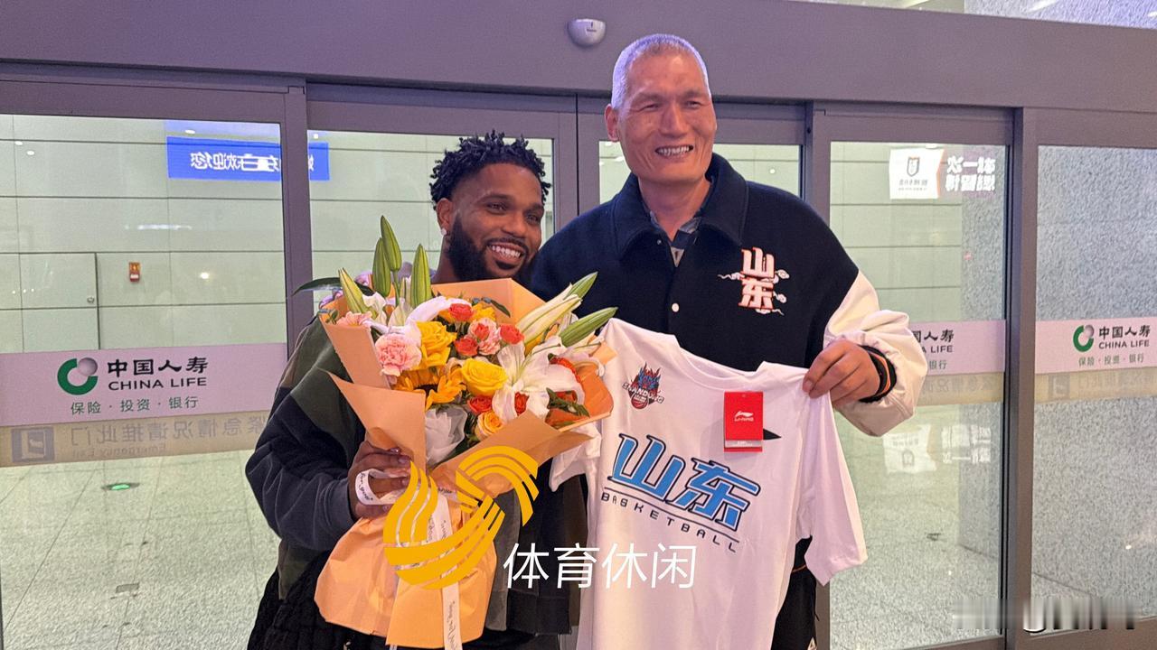 山东男篮新赛季外援鲍威尔今晚抵达济南，高速篮球俱乐部总教练纪民尚迎接。 ​​​山